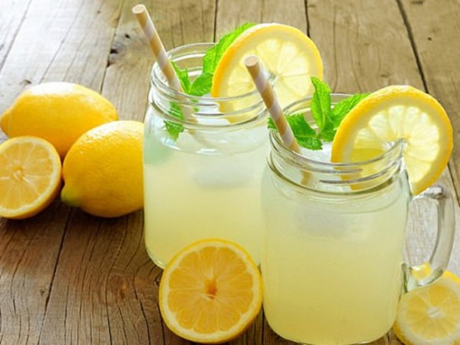 Nước detox cơ thể từ cam chanh