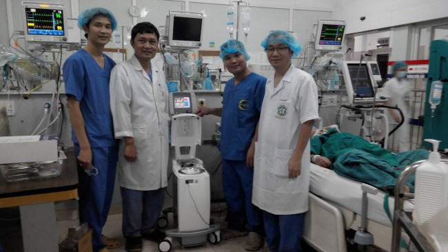 Ekip thực hiện hạ thân nhiệt cho bệnh nhân sau ngừng tuần hoàn tại Khoa Cấp cứu, Bệnh viện Bạch Mai