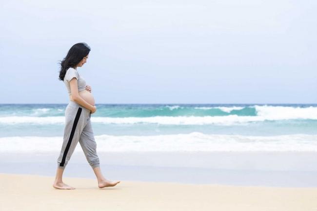Tập thể dục nhẹ nhàng tăng cường sức khỏe cho cả mẹ bầu và thai nhi