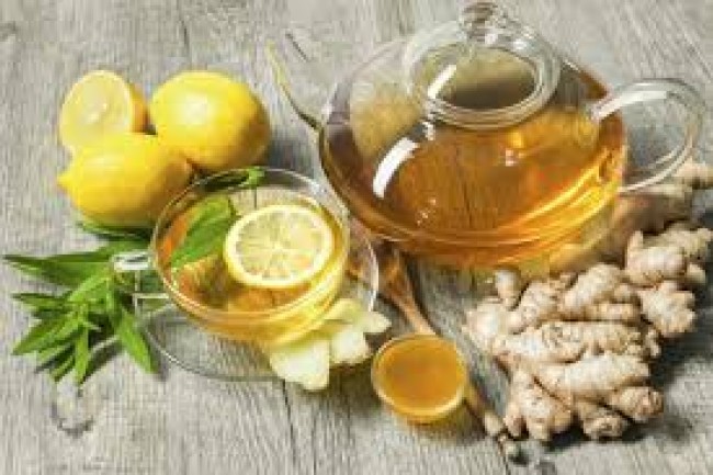 Chị em có thể uống trà gừng để giảm cảm giác buồn nôn