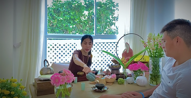 Cô thể hiện sự am hiểu trong cách pha trà nghệ thuật 