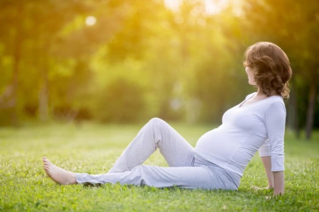 Mẹ bầu tắm nắng sáng sớm giúp hấp thụ vitamin D 