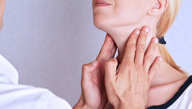 Khối u tuyến giáp chèn ép khiến người bệnh cảm thấy đau vùng cổ Dấu hiệu ung thư tuyến giáp