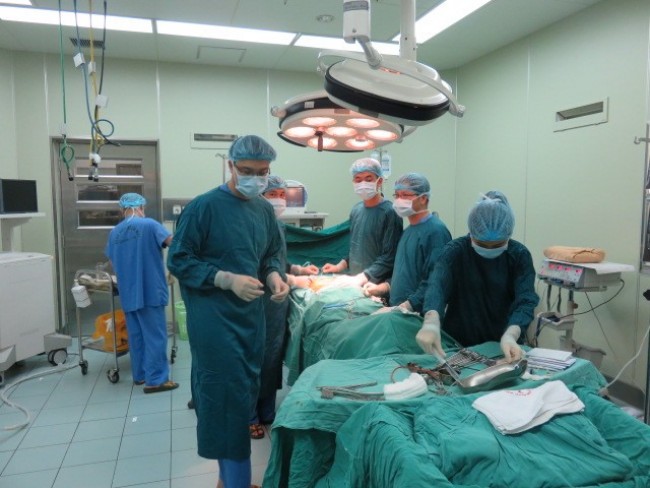 Khoa Chấn thương chỉnh hình và Cột sống – Bệnh viện Bạch Mai thực hiện phẫu thuật 