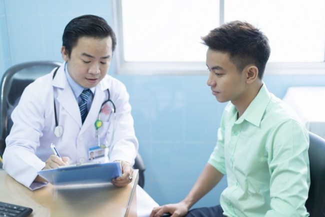 Sau khi lấy số, bệnh nhân ngồi chờ đến lượt bác sĩ thăm khám