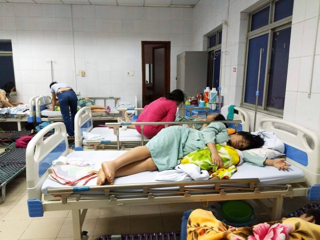 Phòng 6 giường tại bệnh viện khá yên tĩnh và sạch sẽ