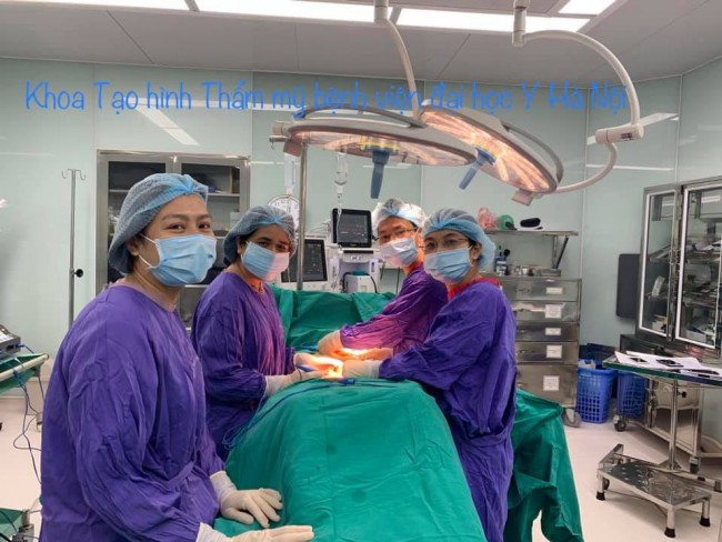 BS Việt Dung cùng ekip đã tạo hình vú thành công cho một bệnh nhân 