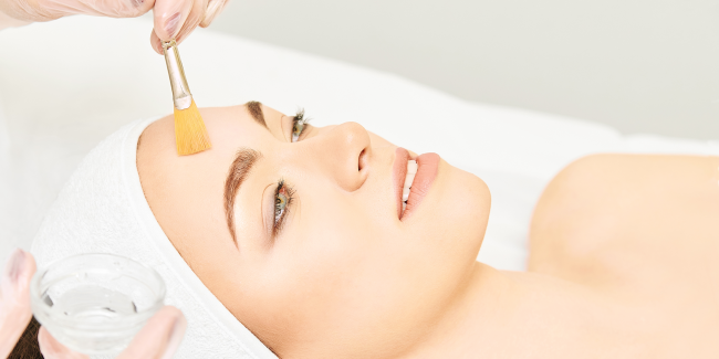 Chú ý cấp ẩm, bôi kem dưỡng trắng hoặc điện di vitamin C phục hồi da