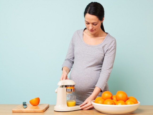 Mẹ bầu tăng cường bổ sung vitamin C để hạn chế nguy cơ bị viêm lợi
