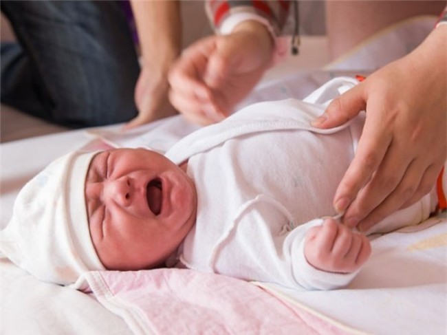 Trẻ sơ sinh bị táo bón nên uống sữa gì