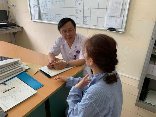 TS.BS Lê Hồng Quang thăm khám cho bệnh nhân