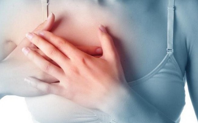 Các khối u xuất hiện làm đẩy mô vú, gây cảm giác đau, sưng và khó chịu ở ngực 7 dấu hiệu cảnh báo sớm căn bệnh ung thư vú