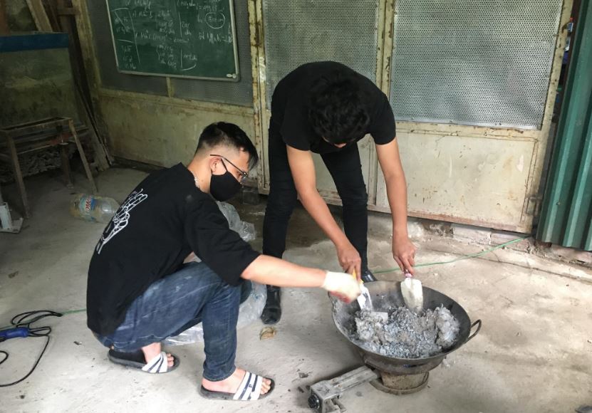 Độc đáo gạch lát hè đường được làm từ túi nilon tái chế dưới những bàn tay 