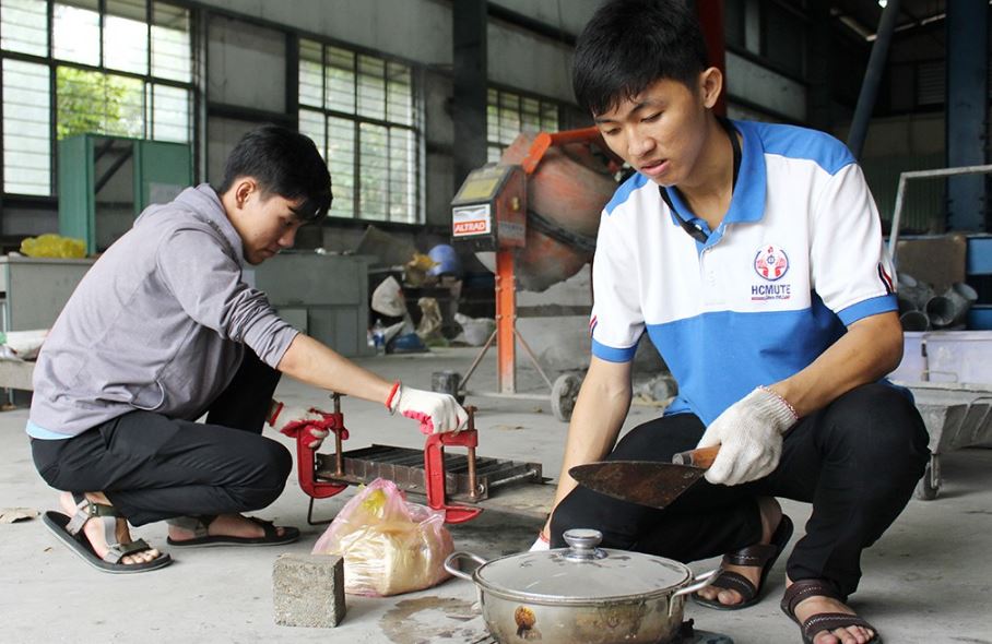 Độc đáo gạch lát hè đường được làm từ túi nilon tái chế dưới những bàn tay 