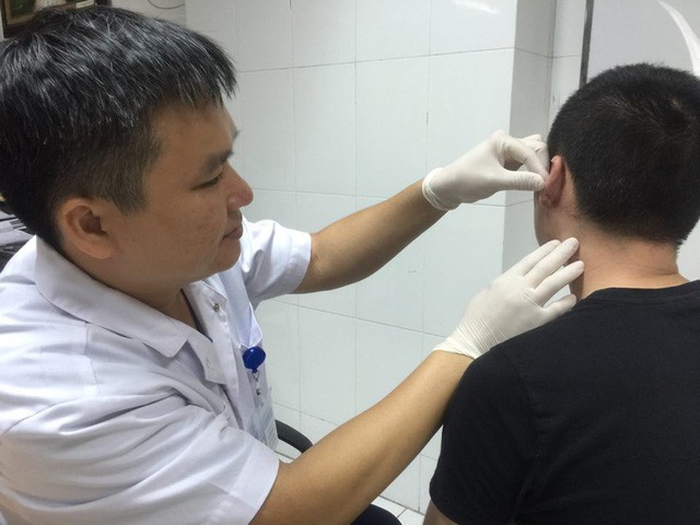 Đôi tai nam thanh niên 'nở hoa' chỉ vì ham hố xỏ khuyên tai cho 'ngầu'
