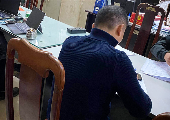 Tài xế Vũ Ngọc Long tại cơ quan công an (Ảnh: Báo Tuổi trẻ)