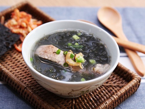 Canh rong biển có vị thanh mát rất thích hợp cho ngày hè. Canh rong biển có vị thanh mát rất thích hợp cho ngày hè.