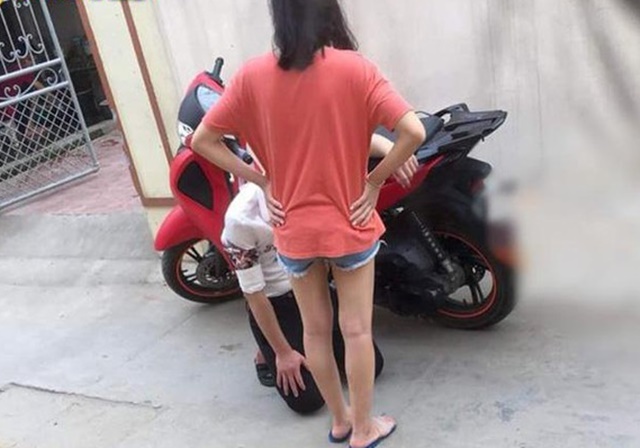Thanh niên đi SH quỳ gối xin lỗi trước nhà người yêu 3 tiếng 