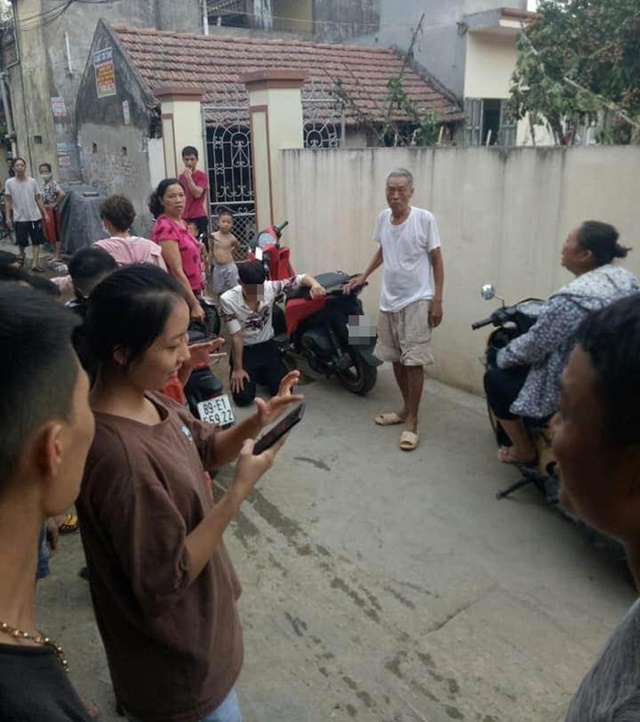 Thanh niên đi SH quỳ gối xin lỗi trước nhà người yêu 3 tiếng 