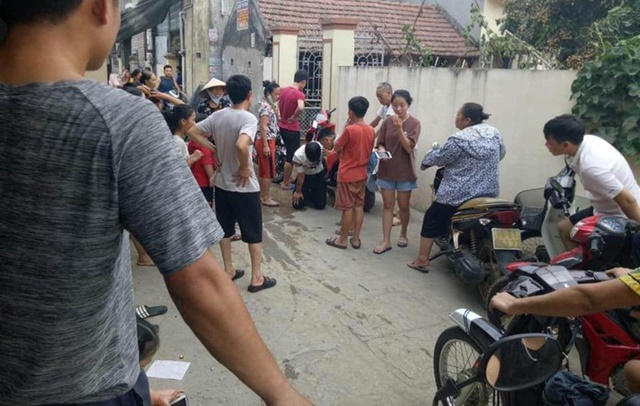Thanh niên đi SH quỳ gối xin lỗi trước nhà người yêu 3 tiếng 