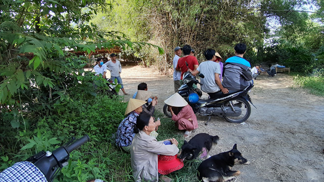 Người dân xã Hòa Châu hiếu kỳ tập trung tại khu vực xảy ra vụ việc thợ nhôm kính tử vong