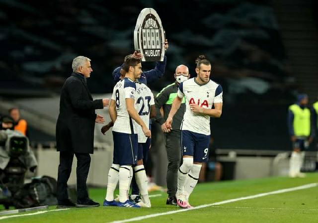 Mourinho chửi học trò té tát sau khi Tottenham dính `Lời nguyền Bale`