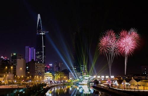 TP. HCM bắn pháo hoa tại ba điểm.