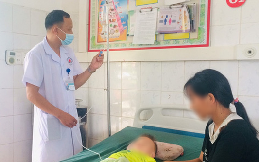 Trẻ ngộ độc hóa chất do ăn nhầm kẹo tẩm thuốc diệt kiến