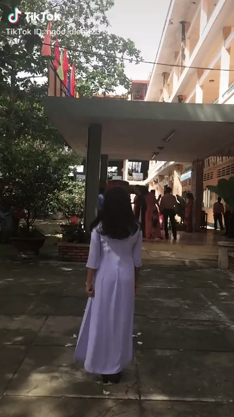 Trend áo dài bay trên tiktok là gì?