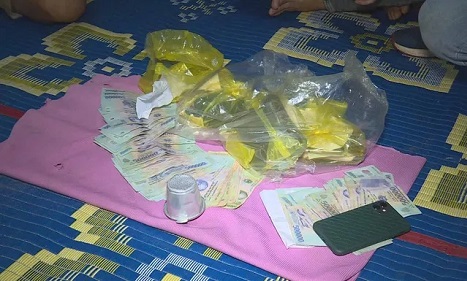 Triệt phá nhóm đánh bạc bằng vỏ hạt dưa và phin cà phê