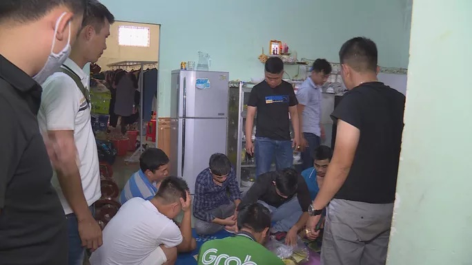 Triệt phá nhóm đánh bạc bằng vỏ hạt dưa và phin cà phê