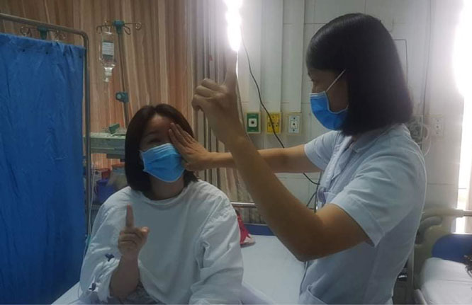 Triệu chứng sau tiêm filler nâng mũi dễ bị tai biến mù mắt Triệu chứng sau tiêm filler nâng mũi dễ bị tai biến mù mắt