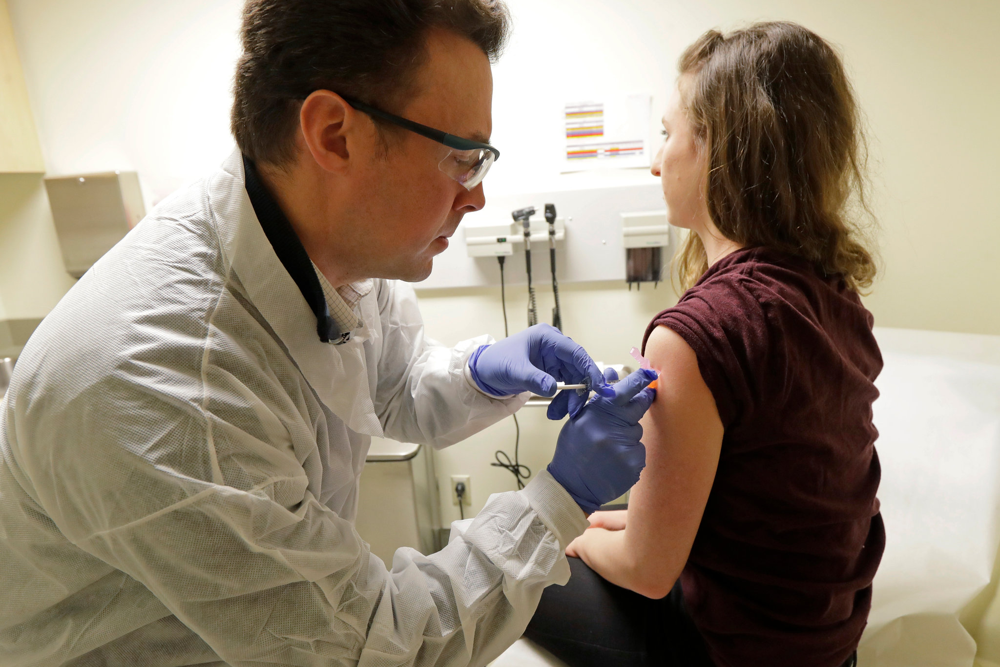 Đua với Mỹ, Trung Quốc phát triển 9 loại vắc xin tiềm năng để điều trị virus corona