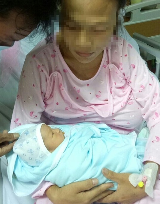 Người mẹ bất chấp đeo khối u vú gần 3kg để giữ lại đứa con trong bụng Người mẹ bất chấp đeo khối u vú gần 3kg để giữ lại đứa con trong bụng
