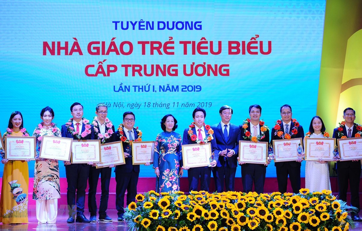 Trưởng Ban Dân vận Trung ương Trương Thị Mai và Bí thư thứ nhất Trung ương Đoàn, Chủ tịch Trung ương Hội Liên hiệp thanh niên Việt Nam Lê Quốc Phong trao Bằng khen cho các nhà giáo trẻ tiêu biểu. (Ảnh: Văn Điệp/TTXVN) Trung ương Đoàn vinh danh 75