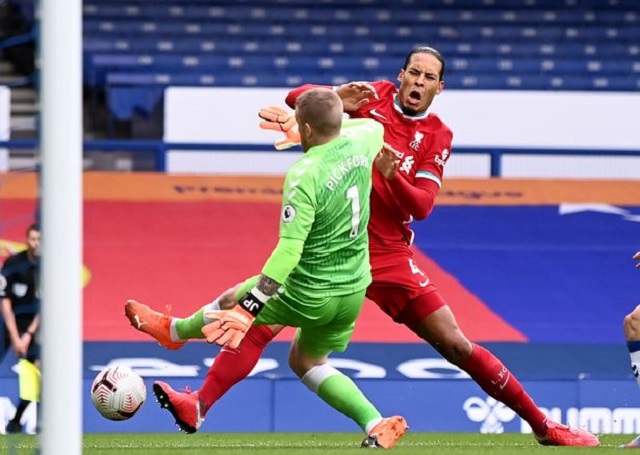 Van Dijk có thể nghỉ hết mùa sau với chấn thương ở trận Derby Merseyside