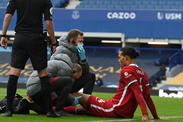 Van Dijk có thể nghỉ hết mùa sau với chấn thương ở trận Derby Merseyside