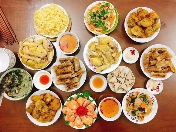 Về cúng rằm bị chị chồng bắt rửa 5 mâm bát