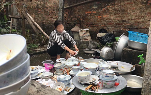 Về cúng rằm bị chị chồng bắt rửa 5 mâm bát