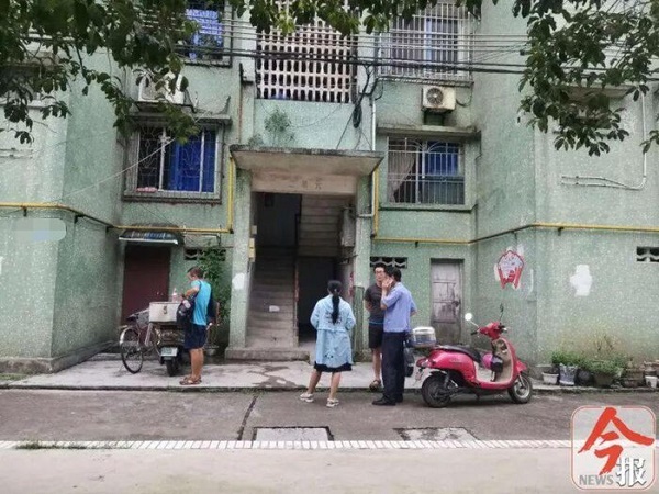 Vết màu đỏ thẫm trên tường hé lộ cái chết của người đàn ông