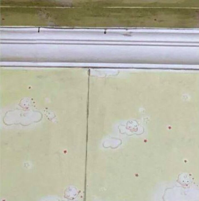 Vết màu đỏ thẫm trên tường hé lộ cái chết của người đàn ông