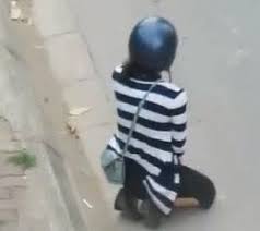 Vợ quỳ xuống xin lỗi vì ngoại tình