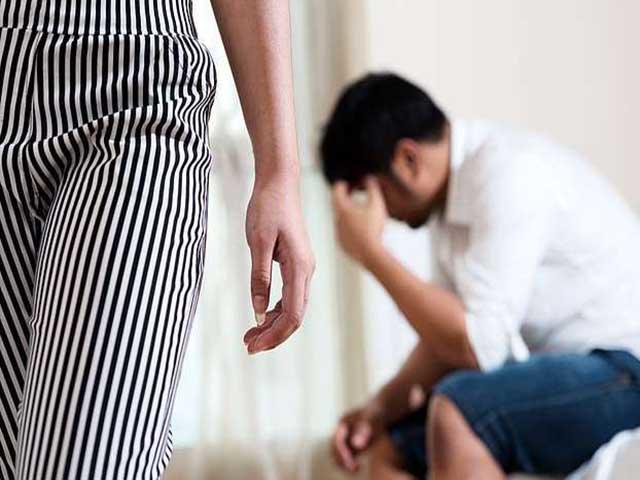 Vợ quỳ xuống xin lỗi vì ngoại tình