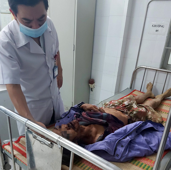 Ông Phúc được đưa vào bệnh viện điều trị trong tình trạng chấn thương sọ não - Ảnh: Báo Tuổi trẻ