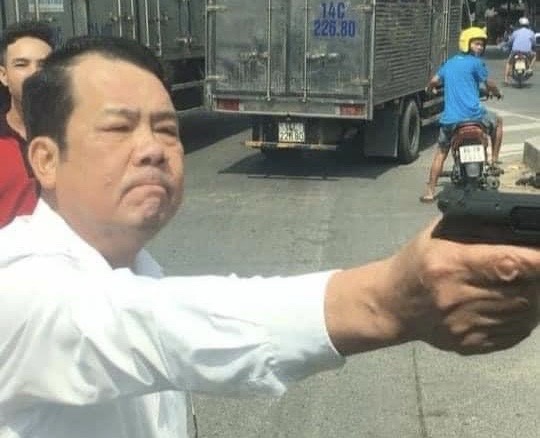 Vụ người đàn ông rút vật giống súng đe dọa tài xế ở Bắc Ninh Vụ người đàn ông rút vật giống súng đe dọa tài xế ở Bắc Ninh