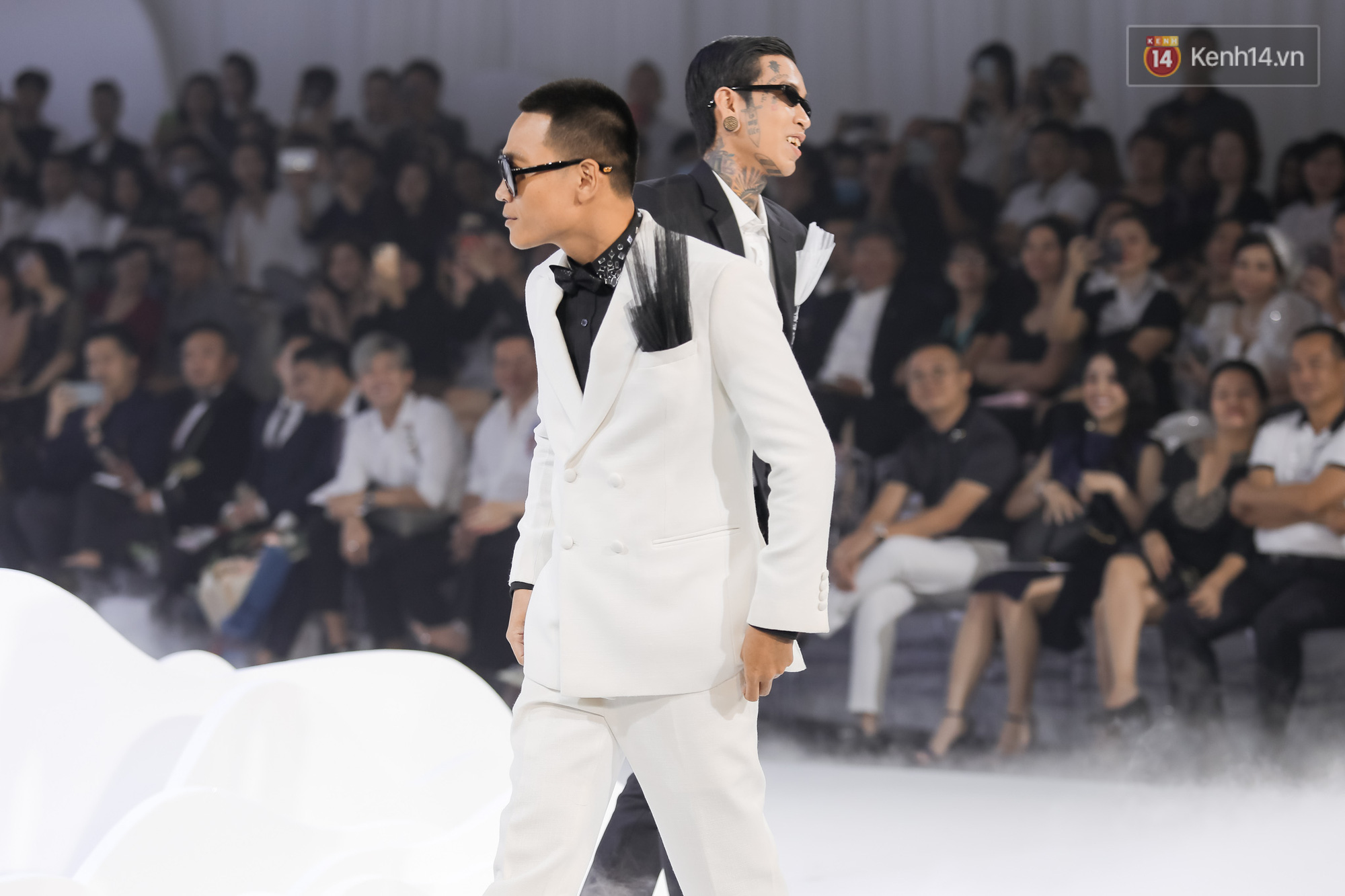 Wowy Dế Choắt catwalk cho BST đồ cưới "Kiss from the cloud"