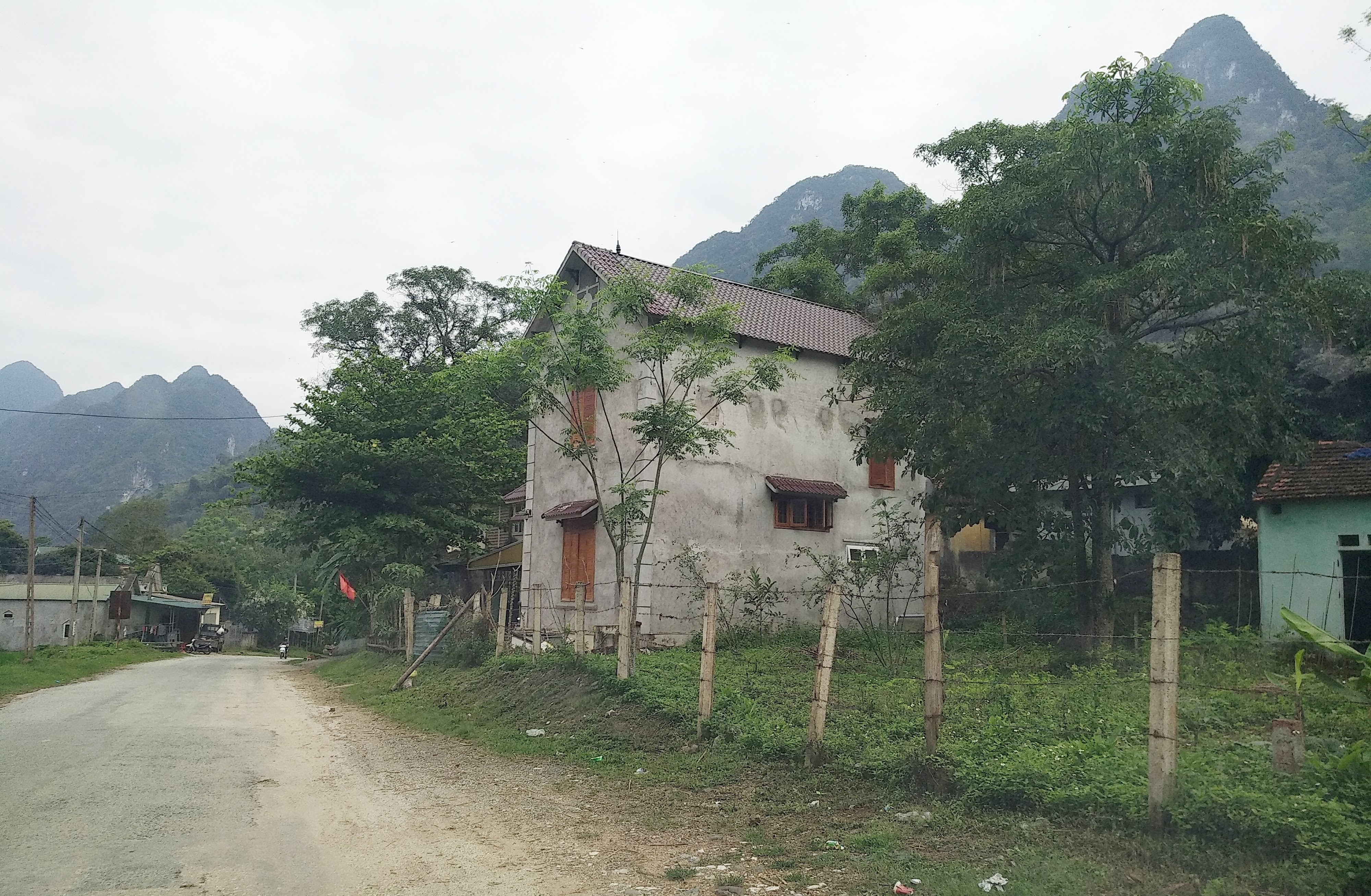 Thanh Hóa: Giám đốc BQL dự án đầu tư xây dựng huyện Quan Hóa xây dựng nhà trên đất lúa