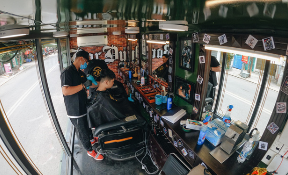 Sài Gòn: Xe cắt tóc lưu động tiền tỷ lưu động trên đường, phục vụ khách chỉ 