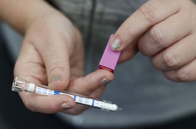 Sau vụ cắt đôi que thử HIV, viêm gan B tại nhà người dân chọn mua que test tại nhà và nỗi lo kết quả Sau vụ cắt đôi que thử HIV, viêm gan B tại nhà người dân chọn mua que test tại nhà và nỗi lo kết quả