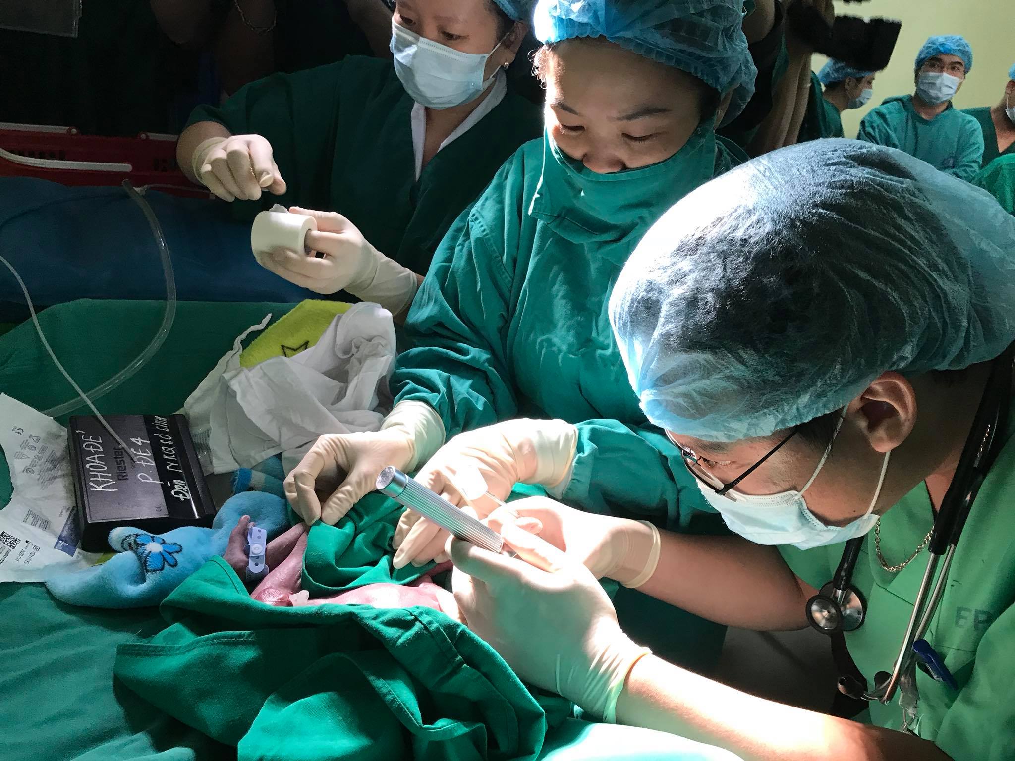 người mẹ trẻ bị ung thư vú